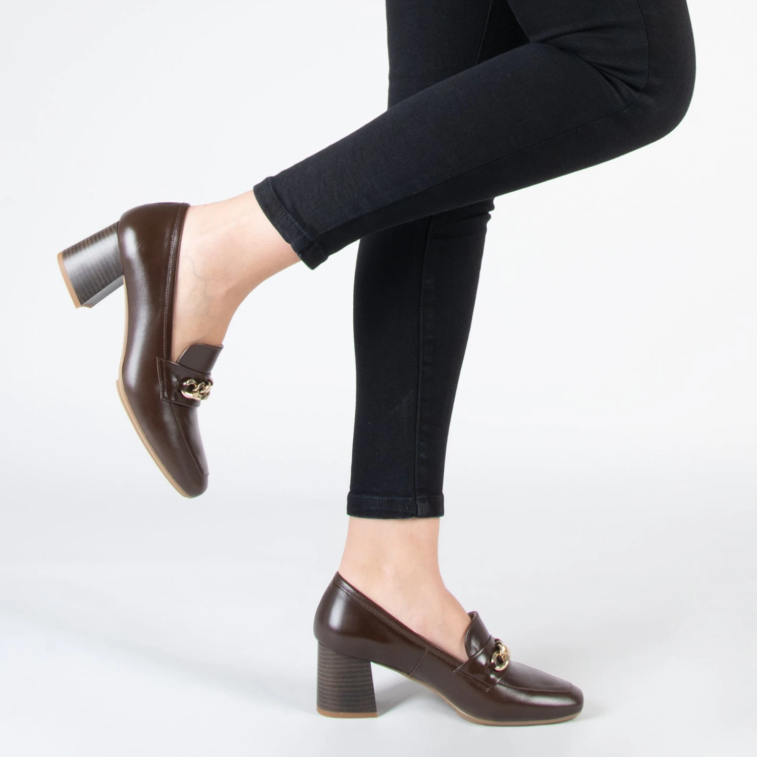 CHAIN - Mocassins Avec Talon Et Ornement Doré MARRON – Image 6