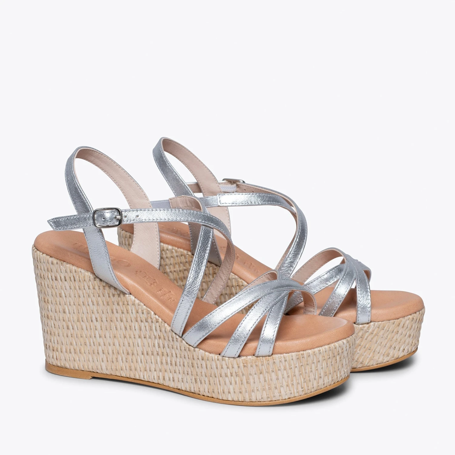 MYKONOS - Sandale Compensée Avec Plateforme En Raphia Et Bandes Croisées ARGENTÉ – Image 2