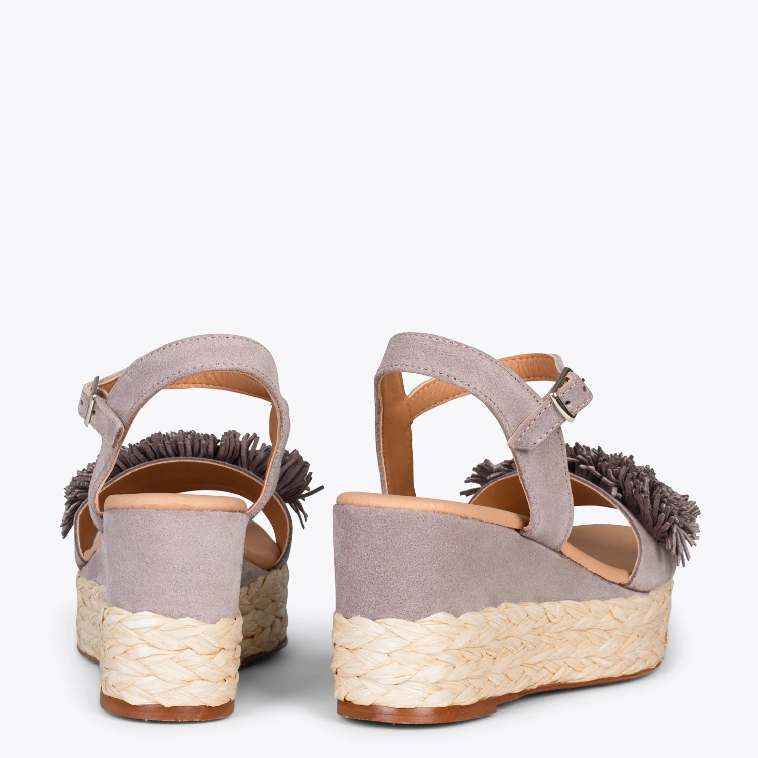 FLOWER – Sandales Avec Compensé En Raphia Et Pompon TAUPE – Image 3