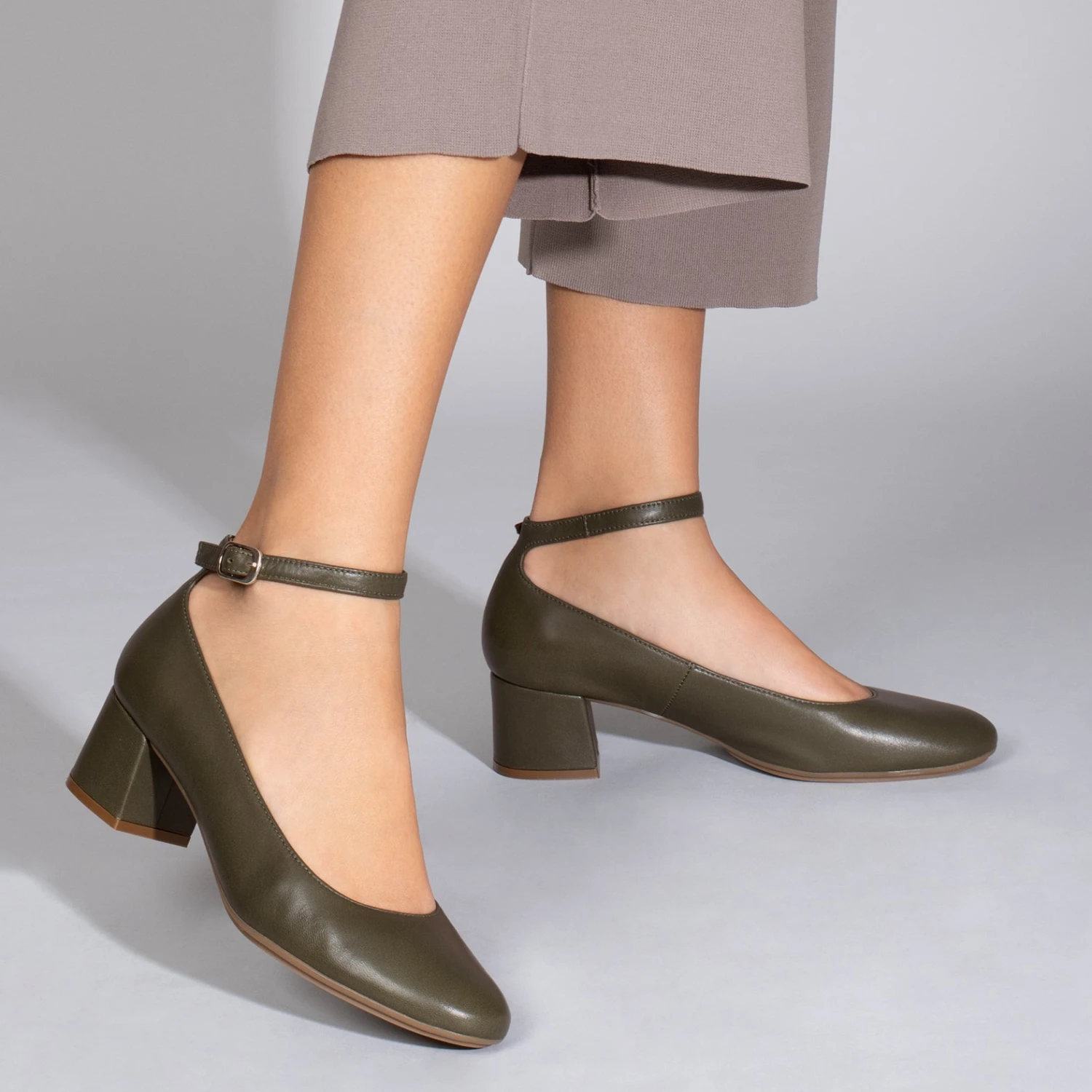 BRACELET - Chaussures à Talon Large Avec Bracelet KAKI – Image 6