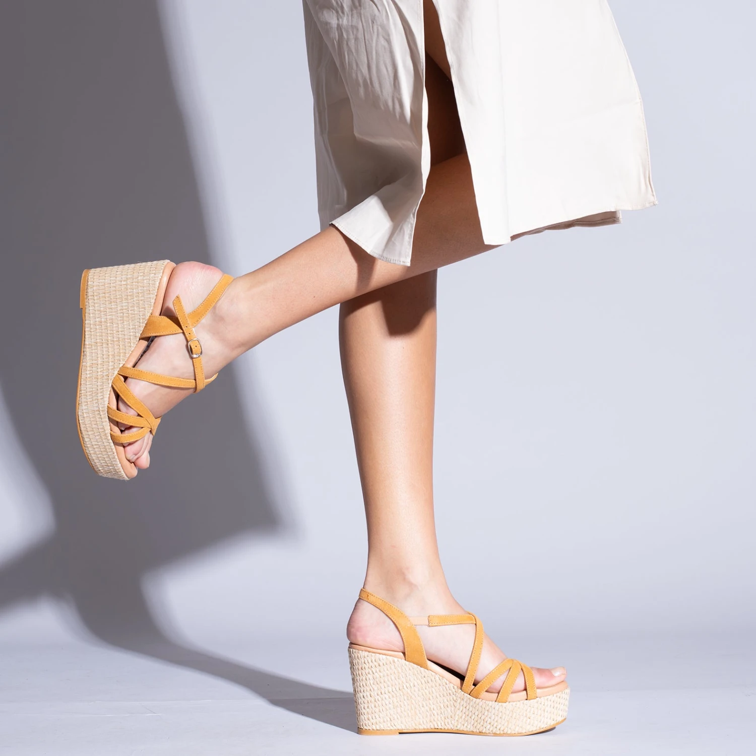 MYKONOS - Sandale Compensée Avec Plateforme En Raphia Et Bandes Croisées MOUTARDE – Image 6