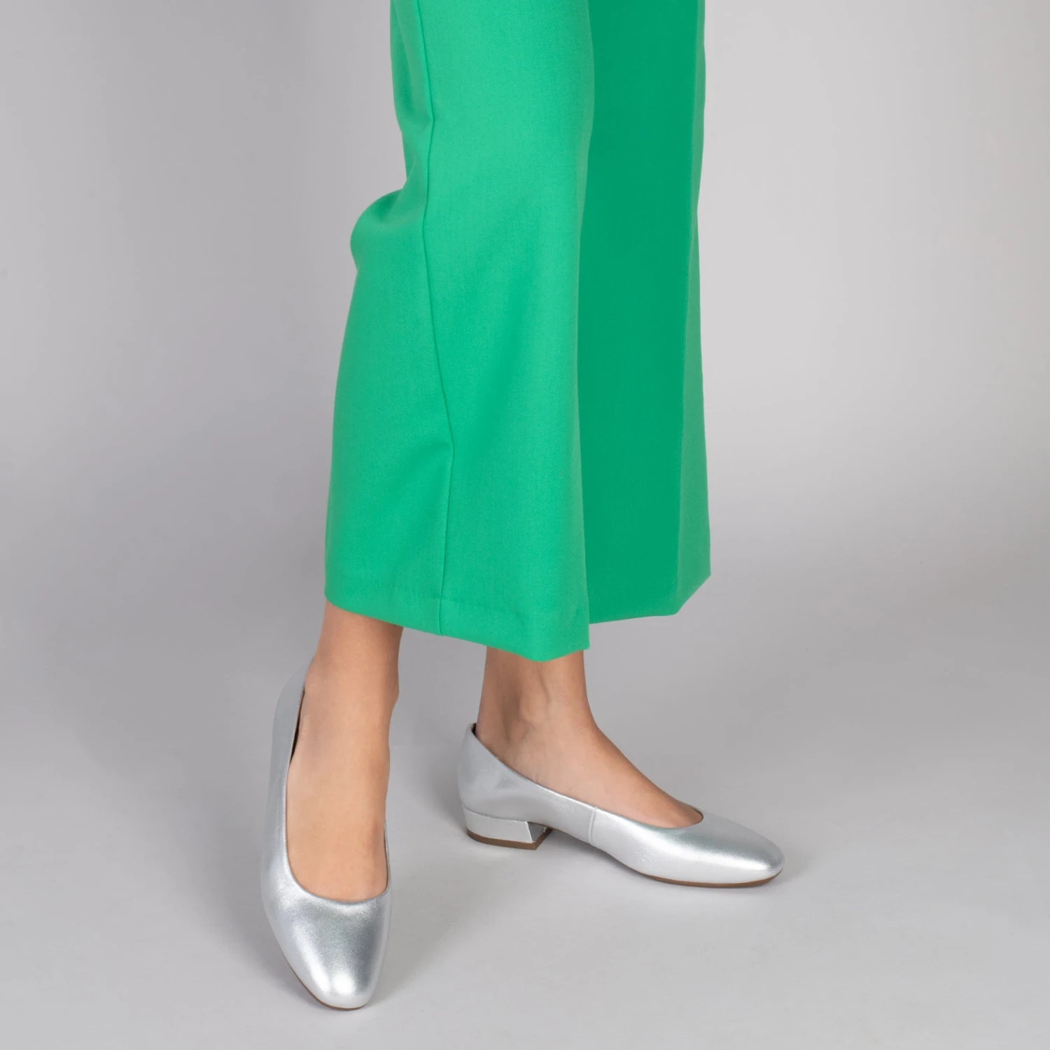 URBAN XS – Chaussures à Talon Bas En Cuir ARGENTÉ – Image 6