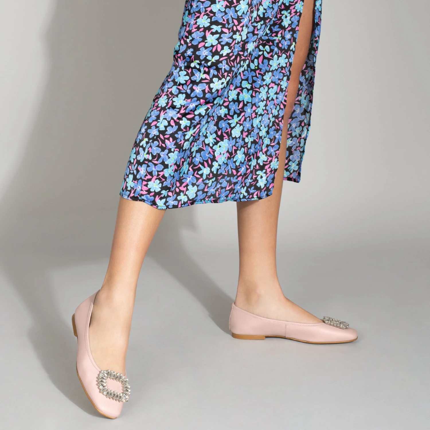 BIJOU - Chaussures Plates Avec Broche NUDE – Image 6