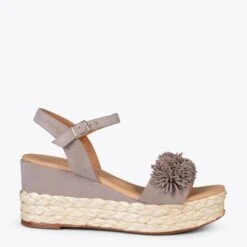 FLOWER – Sandales Avec Compensé En Raphia Et Pompon TAUPE